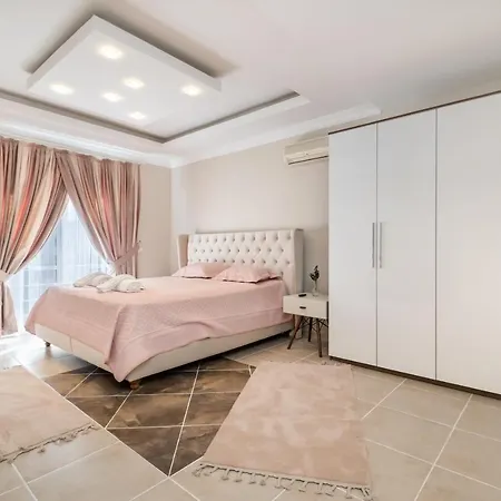 Aris Villa