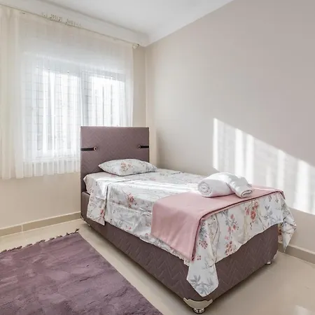 Aris Villa
